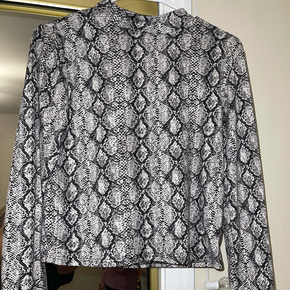 NWOT snakeskin cropped turtle neck